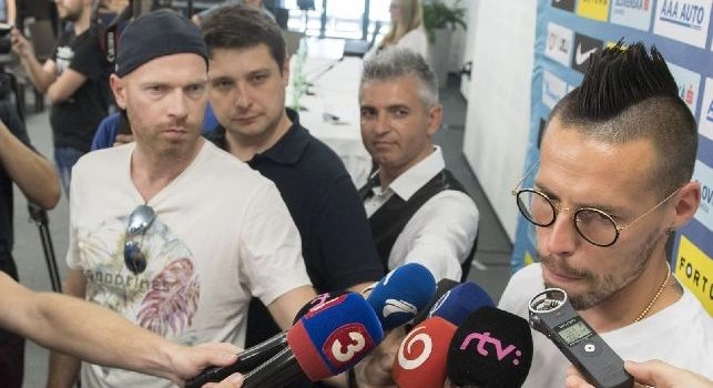 Hamsik: Ho un contratto con il Napoli, sono felice. Ho sentito Ancelotti, sarebbe un onore giocare con lui. Sarri? Non ne facciamo una tragedia [VIDEO]
