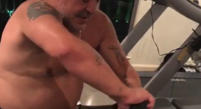 Maradona, che fatica! Super-allenamento, poi strizza la maglia pregna di sudore [VIDEO]