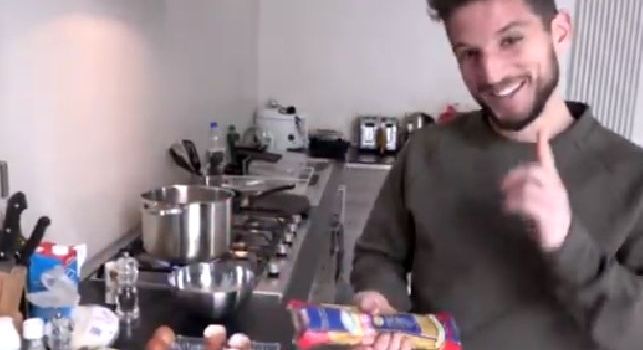 Documentario su Mertens a Napoli: stavolta apre un pacco di spaghetti! [VIDEO]