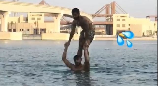 Insigne e D'Ambrosio a Dubai, i due si cimentano nei tuffi [VIDEO]