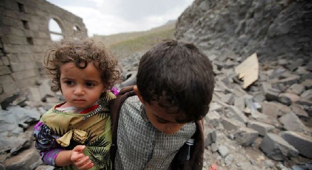 Bambini tra le macerie in Yemen