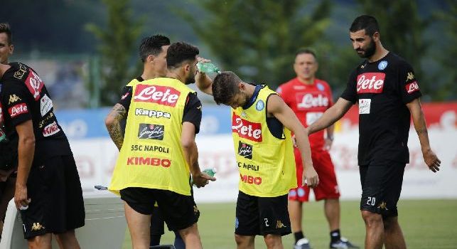 Napoli-Lazio, Mertens ed Albiol in dubbio: Ancelotti aspetta il via libera dallo staff medico per schierarli
