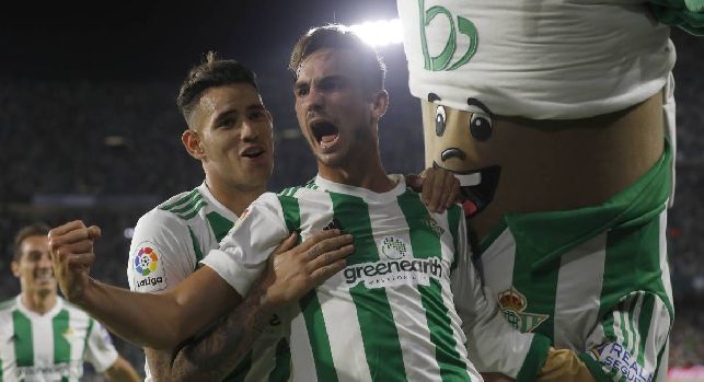 Fabian Ruiz esulta dopo un gol con il Betis Siviglia