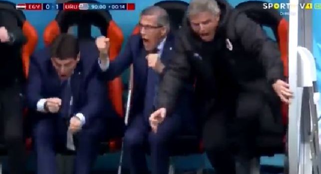 Uruguay, CT Tabarez lascia la stampella e festeggia con tutti: la garra batte la malattia! [VIDEO]