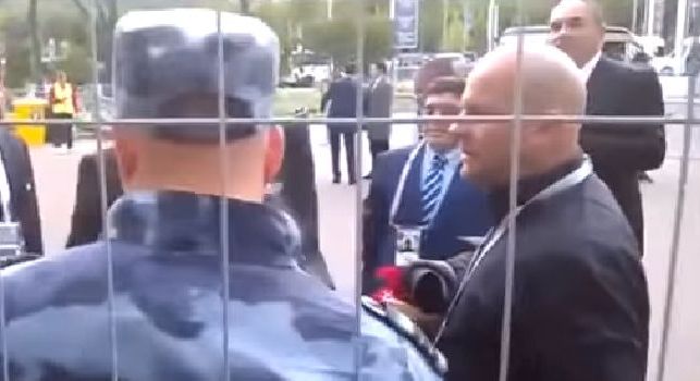 Mondiale, due guardie russe non riconoscono Maradona: il Pibe de Oro allontanato dallo stadio [VIDEO]