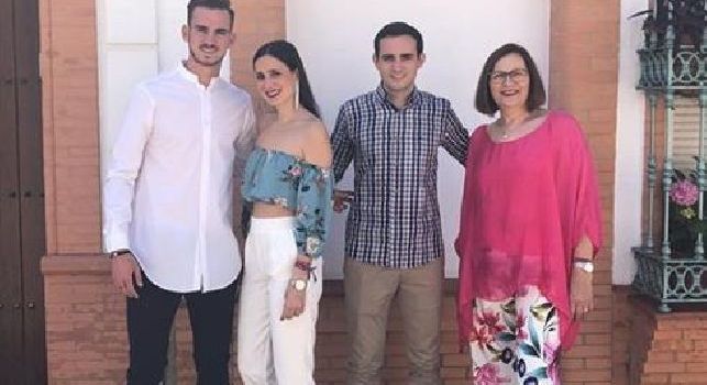 Giornata in famiglia per Fabian Ruiz, il centrocampista che piace tanto al Napoli presente ad un battesimo