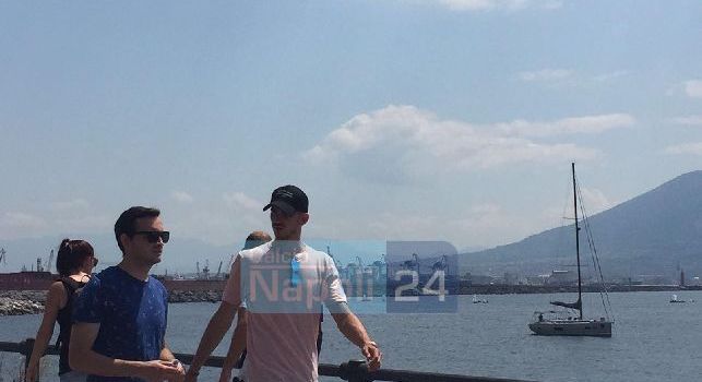 CN24 - Fabian Ruiz sbarca a Napoli, foto al Plebiscito poi di corsa a Pompei: niente pranzo in città, blitz al centro storico e partenza anticipata