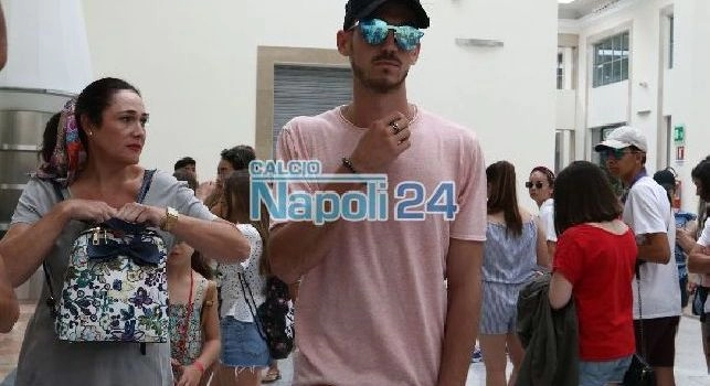 Roma, Fabian Ruiz esprime un desiderio lanciando la monetina nella Fontana di Trevi [VIDEO]