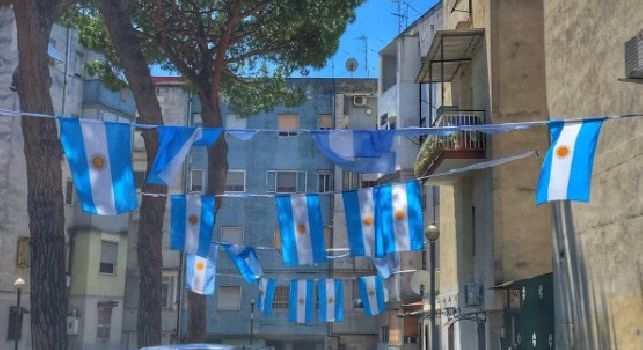 Sembra Buenos Aires ma in realtà è un quartiere di Napoli: vessilli bianco azzurri nel giorno di Argentina-Croazia [FOTO]