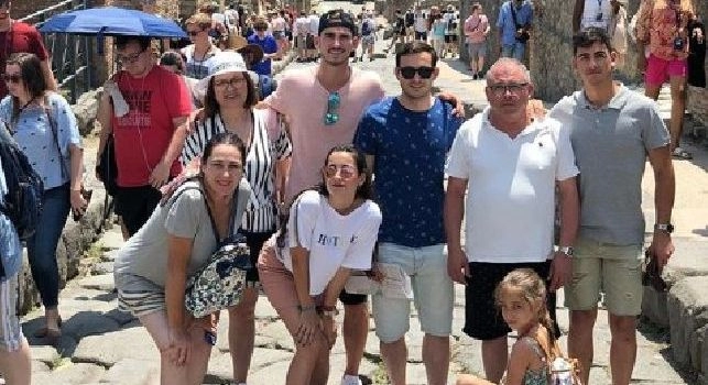 Luoghi diversi: Fabian Ruiz si gode la gita agli scavi di Pompei in compagnia della sua famiglia! [FOTO]