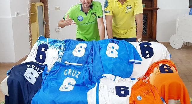 Cruz torna a Napoli per firmare decine di completini, l'ex azzurro diventa membro onorario di un club di tifosi [FOTOGALLERY]