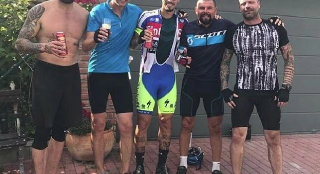 Hamsik da calciatore a... ciclista: il capitano del Napoli in bici col papà e gli amici [FOTO]