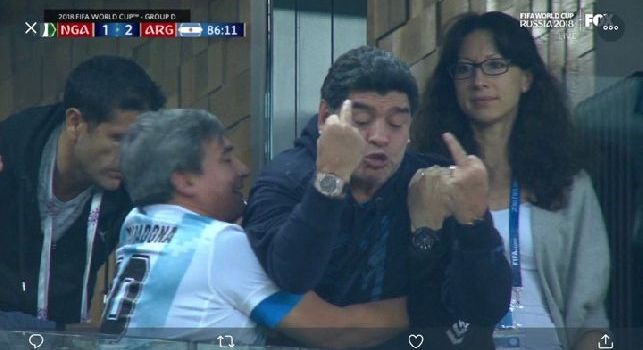 Vantaggio Argentina contro la Nigeria: dito medio per Maradona [VIDEO]