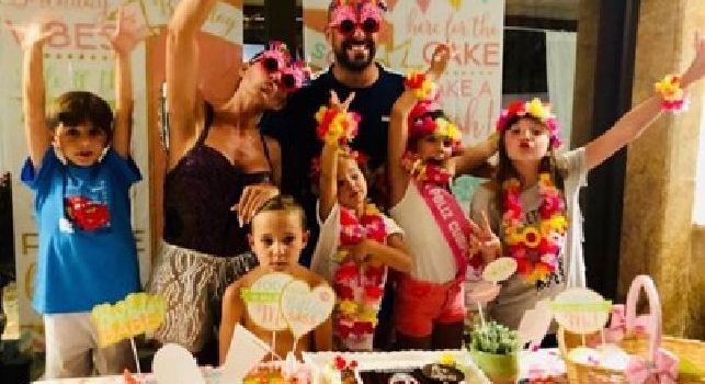 Pepe Reina ha già 'dimenticato' Napoli: festa al rientro dai Mondiali in Russia con la torta del Milan! [FOTO]