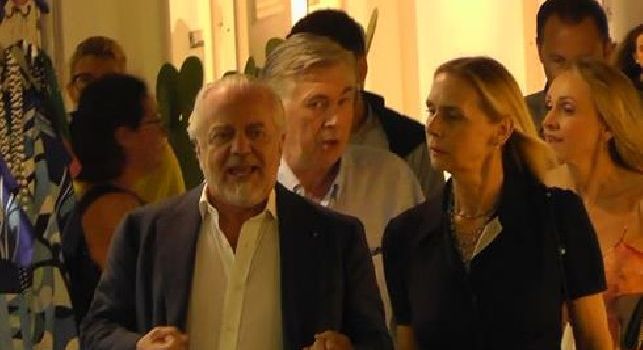 Serata a Capri per Ancelotti e De Laurentiis: i due passeggiano con le mogli e vedono Brasile-Belgio in tv [VIDEO]