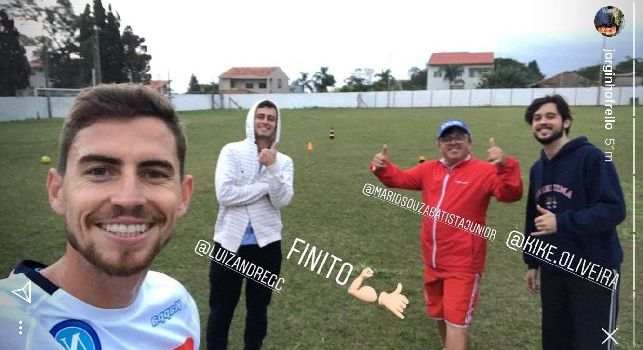 Jorginho non rientra a Napoli, il centrocampista si allena in Brasile con gli amici [VIDEO]