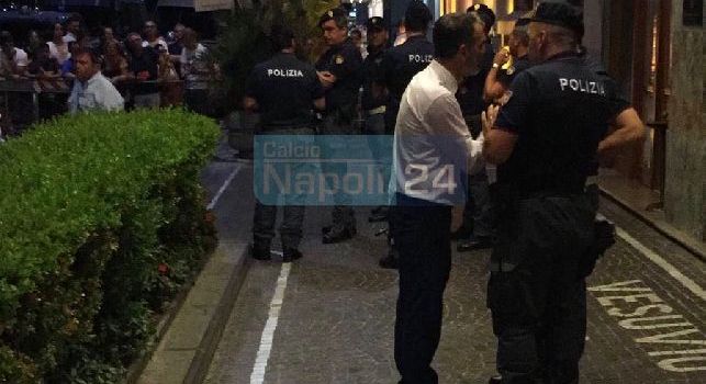CN24 - Ancelotti lascia l'Hotel Vesuvio, il tecnico costretto ad uscire dal retro: incredibile ressa di tifosi [FOTO]