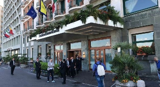 L'esterno dell'Hotel Vesuvio di Napoli