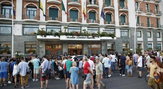 Raduno Napoli, i primi ad arrivare sul lungomare sono Hysaj e Luperto! [VIDEO CN24]