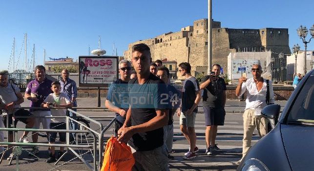 Raduno Napoli, Grassi arriva all'Hotel Vesuvio con un super bolide [VIDEO CN24]