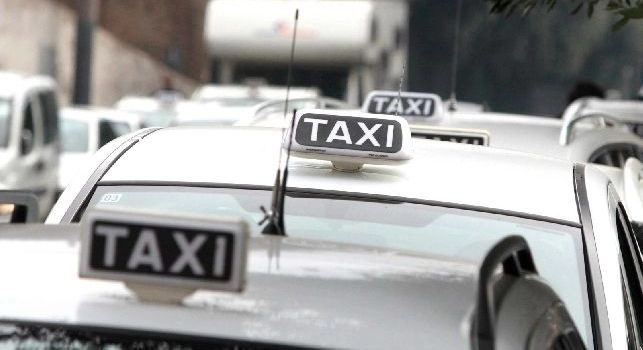 Raduno Napoli, quattro azzurri arrivano nello stesso taxi: Albiol acclamato dai tifosi [VIDEO CN24]
