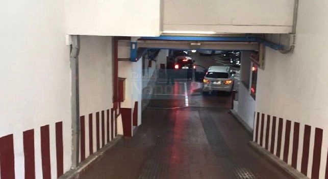 Callejon arriva all'hotel Vesuvio da un'entrata secondaria, <i>elusi</i> i tifosi [FOTO CN24]