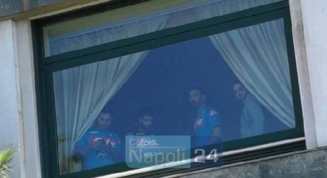 Raduno Napoli all'Hotel Vesuvio: Insigne saluta i tifosi dalla finestra [FOTO]