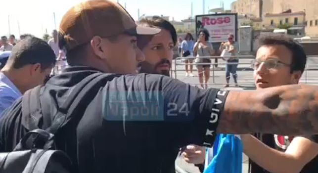 Raduno Napoli, arriva anche Allan: il brasiliano passa a piedi tra i tifosi [VIDEO CN24]