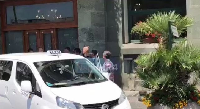 Raduno Napoli: Hamsik, Allan e Grassi escono dall'Hotel Vesuvio [VIDEO]