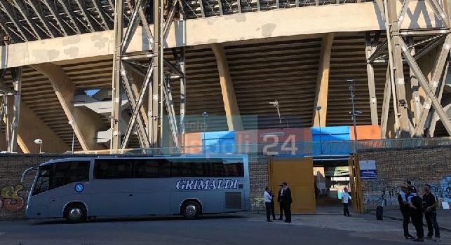 Napoli-Udinese, arriva il bus degli azzurri: i tifosi caricano la squadra [VIDEO]