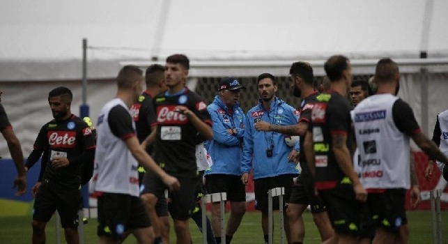 Ancelotti insieme ad alcuni suoi collaboratori sul campo di Dimaro-Folgarida