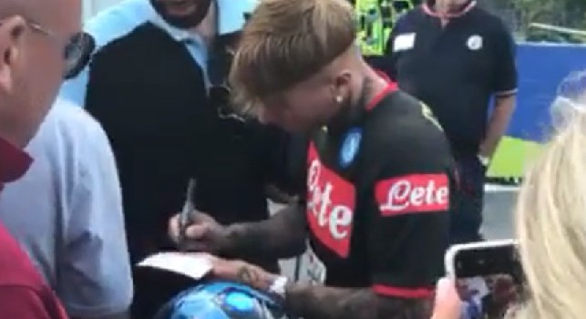 SSC Napoli, Ciciretti si concede ai tifosi azzurri: tanti autografi e selfie con i bambini presenti [VIDEO CN24]