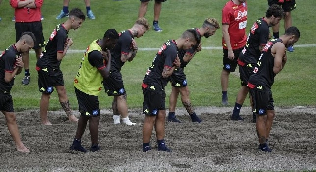 Dimaro, allenamento pomeridiano: calciatori nella... sabbia, pubblico ammutolito! Faccia a faccia Ancelotti-Giuntoli, restano in campo solo Ounas e Verdi