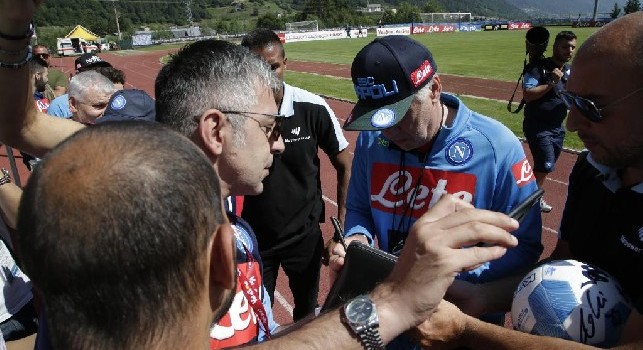 Ancelotti travolto dall'affetto dei tifosi: autografie e selfie per il nuovo allenatore del Napoli [FOTOGALLERY CN24]