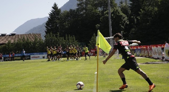 Carlo Ancelotti firma autografi ai tifosi dopo l'allenamento a Dimaro