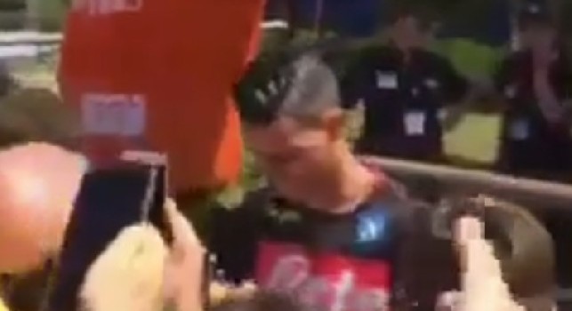 Callejon firma autografi a fine allenamento, lo spagnolo travolto dai tifosi azzurri! [VIDEO CN24]