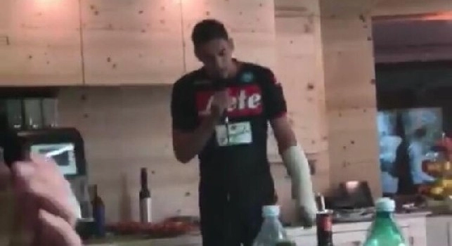 Meret ingessato e canterino, se la spassa in albergo intonando 'Albachiara' di Vasco [VIDEO]