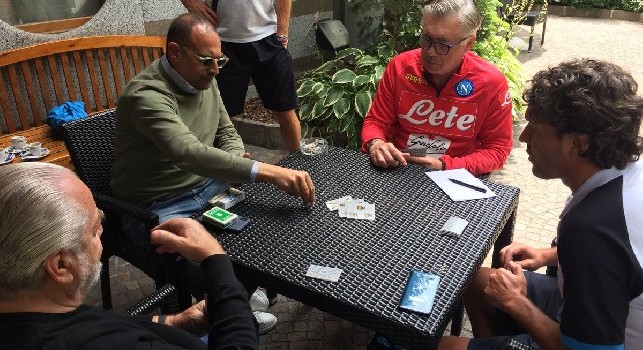 De Laurentiis e Ancelotti giocano a carte in ritiro con i dirigenti: La banalità in azione... [FOTO]