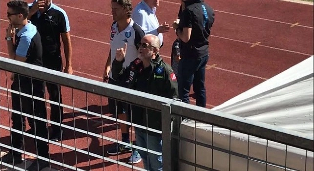 Aure' ma non &egrave; che hai cambiato numero e Cavani non pu&ograve; chiamarti?: siparietto tifoso-De Laurentiis [VIDEO CN24]