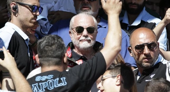 De Laurentiis tra i tifosi: il presidente in tribuna a Carciato per foto e autografi [VIDEO CN24]