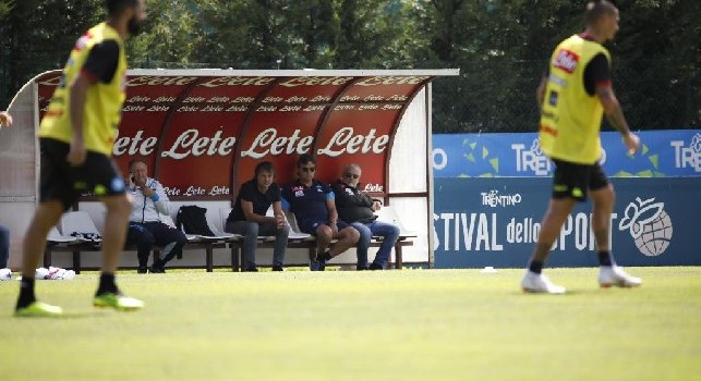 De Laurentiis scende sul terreno di gioco: il patron al fianco di Giuntoli osserva i suoi dalla panchina [FOTOGALLERY CN24]