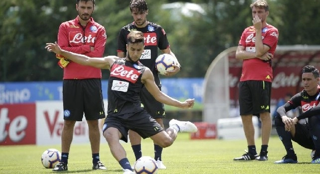 Adam Ounas lascia il campo: il franco algerino si tiene la gamba destra