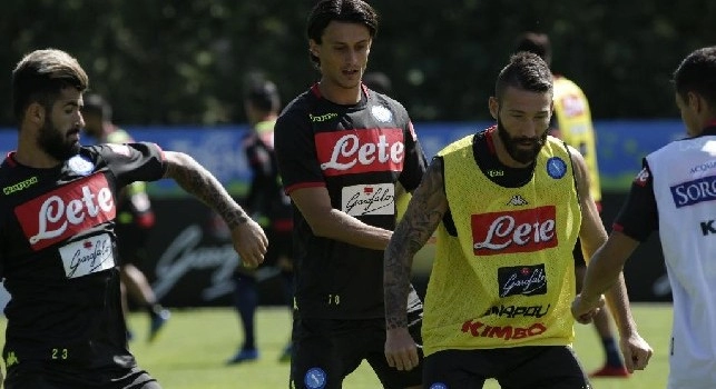 Allenamento concluso, Tonelli si gode un po' di relax e di divertimento con il figlio sul campo di gioco! [FOTO CN24]
