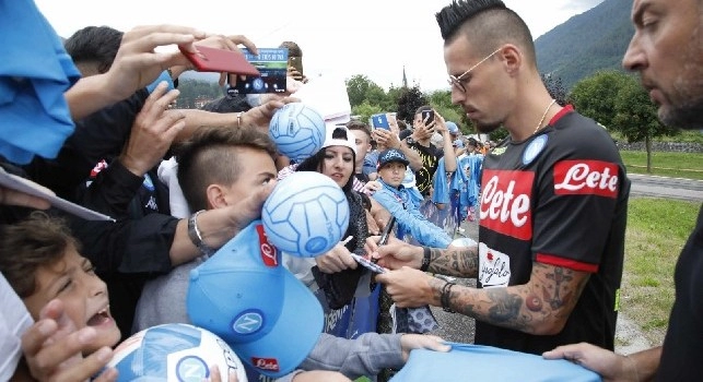 Hamsik sommerso dall'affetto dei tifosi, il capitano si concede per selfie e autografi [FOTOGALLERY CN24]