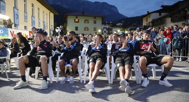 Made in Sud in piazza a Dimaro, Lorenzo Insigne ed altri azzurri si godono lo spettacolo [FOTOGALLERY CN24]