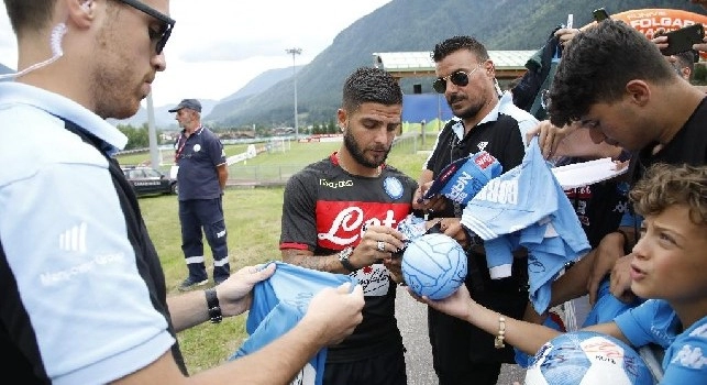 Lorenzo Insigne si getta tra la folla di tifosi: selfie ed autografi post allenamento per l'attaccante di Frattamaggiore [FOTO & VIDEO CN24]