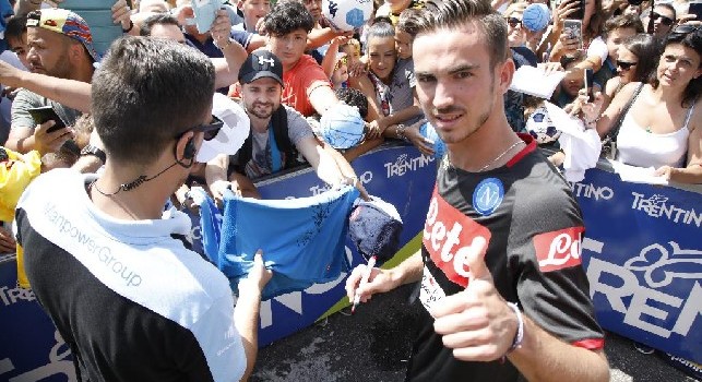 Fabián Ruiz, nuovo centrocampista del Napoli, firma autografi a Dimaro-Folgarida