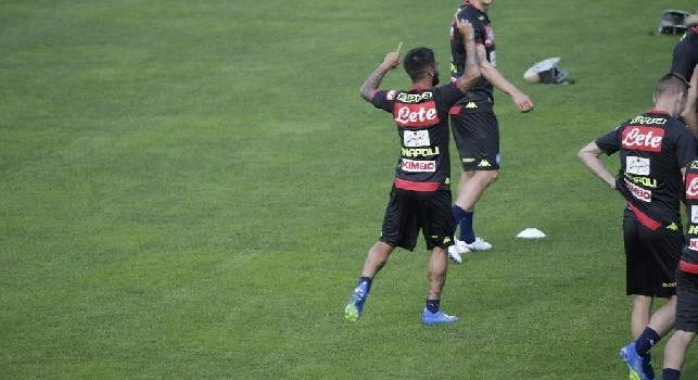 I fratelli Insigne entrano in campo ballando a ritmo di neomelodici: show al campo di Carciato [FOTOGALLERY CN24]