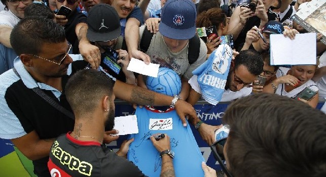 Tifosi delusi a Dimaro, nessun azzurro si presenta alla sessione d'autografi: fioccano fischi e lamentele [VIDEO CN24]