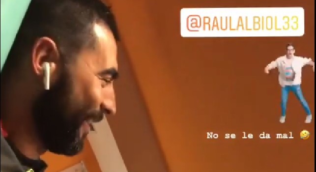 Fabian Ruiz burlone, riprende Albiol mentre canta con le cuffie nelle orecchie [VIDEO]